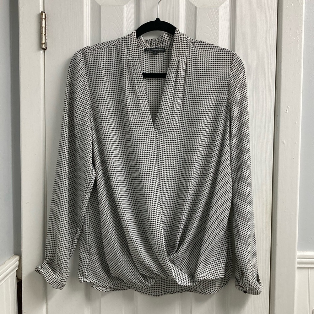 SIZE M Adrianna Papell black and white pattern blouse!
